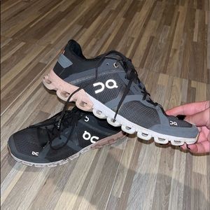 ON CLOUD RUNNING SHOES